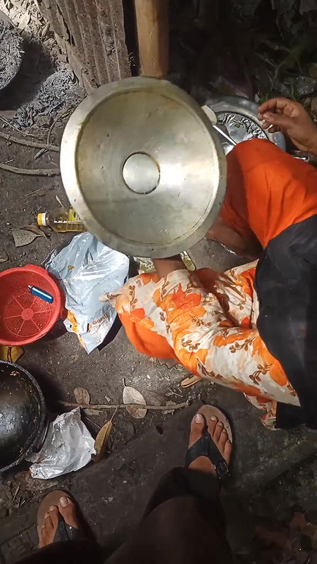 Desi Bhabhi Cooking Turned Into a Hot Surprise!