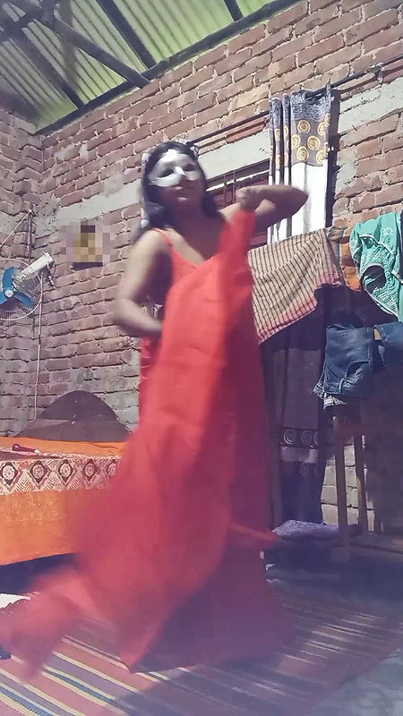 Hot Bhojpuri Strip Dance in Saree Desi Girl Slow Seduction