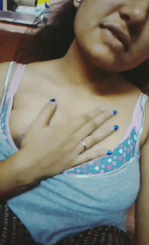 Horny Indian Girl Shows her Boobs and Pussy