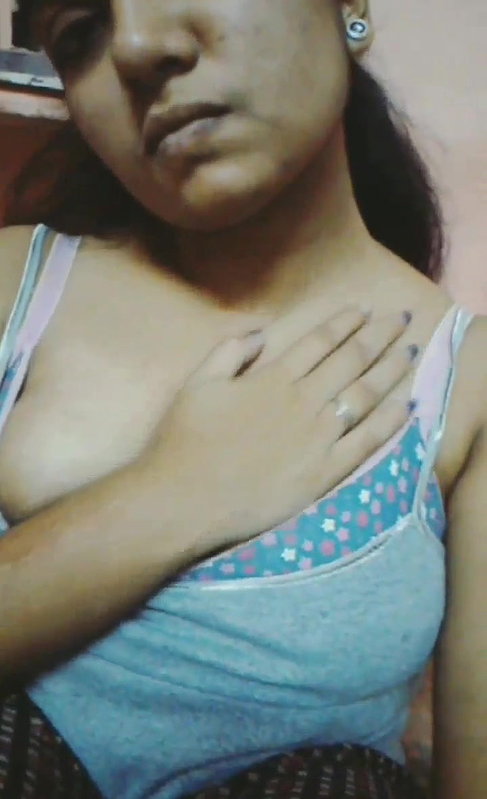 Horny Indian Girl Shows her Boobs and Pussy