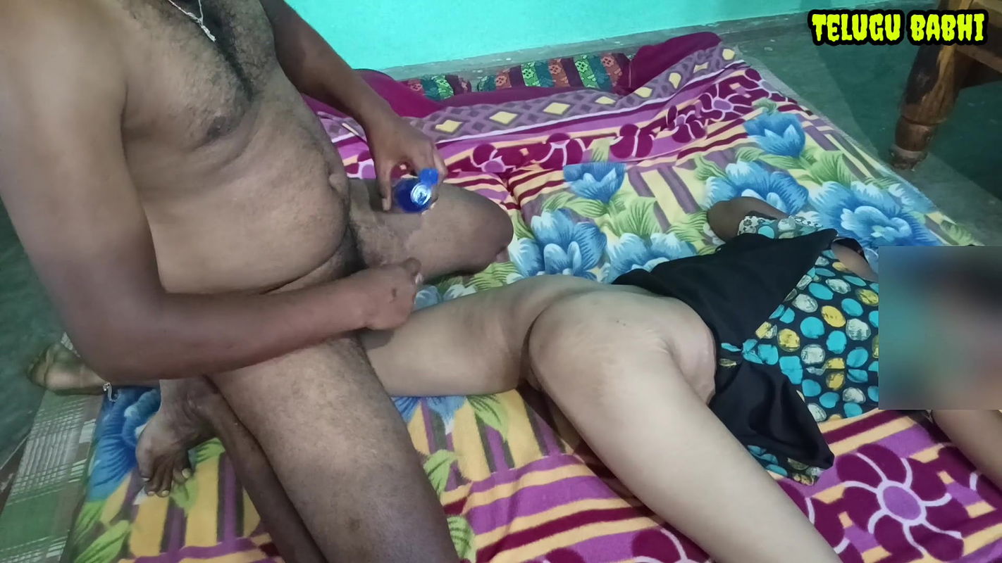 INDIAN DESI WIFE GIVING HANDJOB HER HUBBY AND HOMELY FUCKING