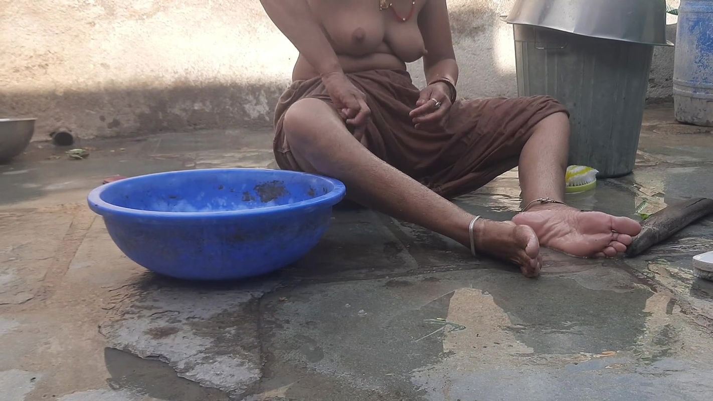 A stepsister from the village undresses and bathes in the open courtyard, a stepbrother watches his stepsister to see her beautiful body