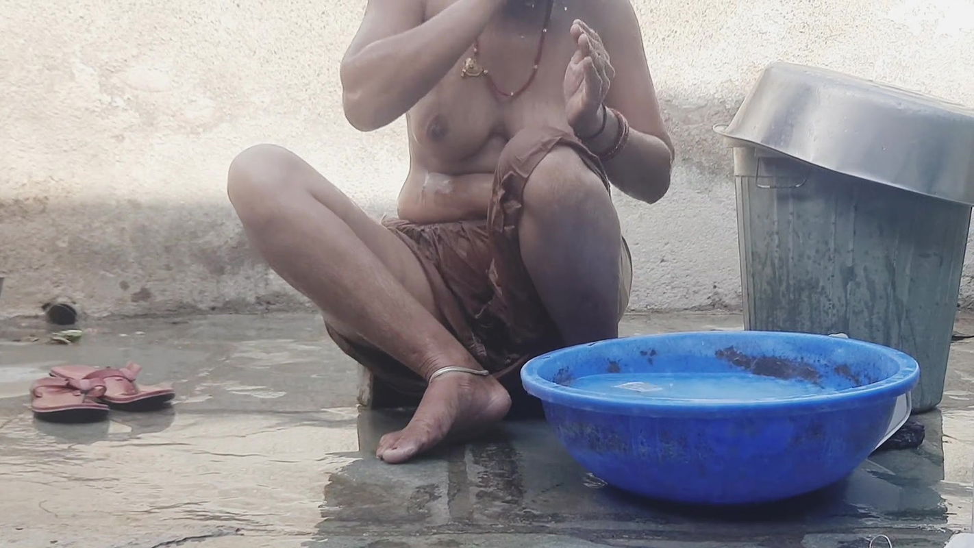 A stepsister from the village undresses and bathes in the open courtyard, a stepbrother watches his stepsister to see her beautiful body