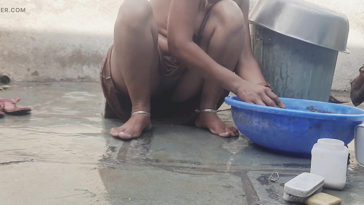 A stepsister from the village undresses and bathes in the open courtyard, a stepbrother watches his stepsister to see her beautiful body