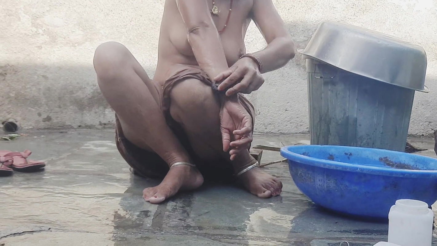 A stepsister from the village undresses and bathes in the open courtyard, a stepbrother watches his stepsister to see her beautiful body