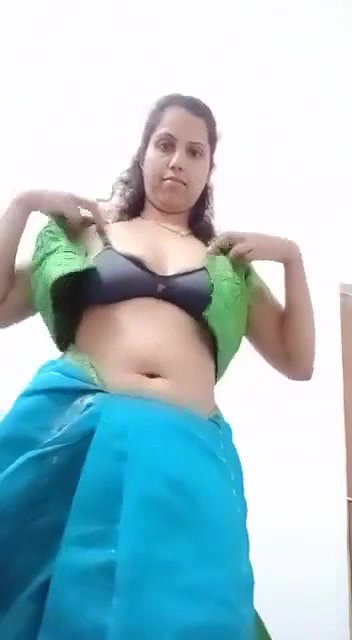 Mature tall bhabhi making video