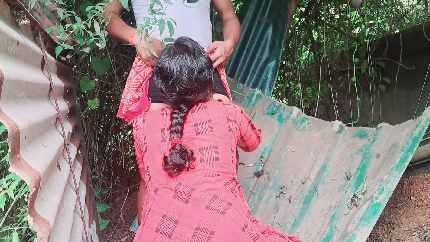 Best Indian Bangali Village bhabhi fucking outdoor forest by devar