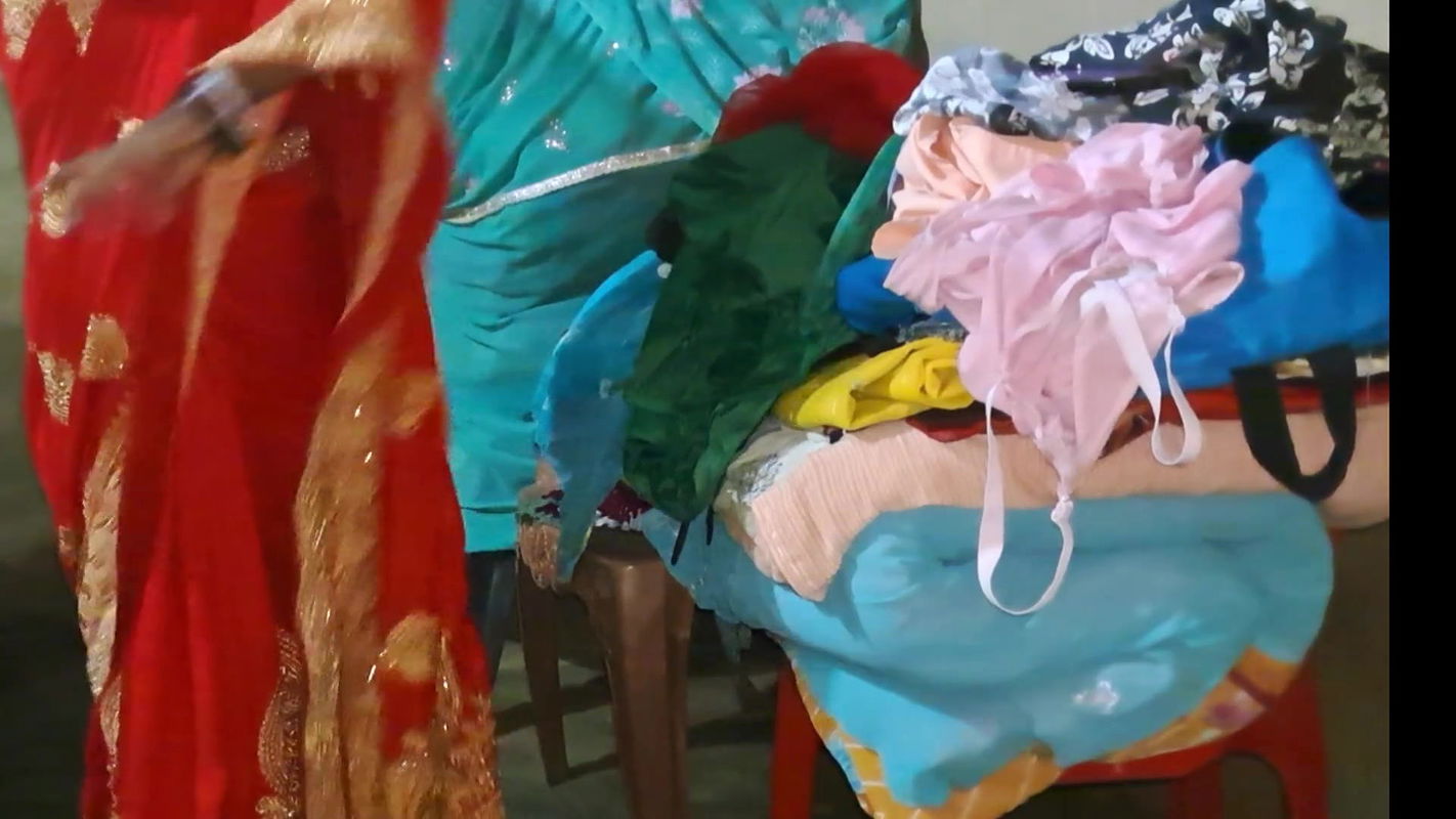 Bihari Village Bhabhi ki Saath romance dress change in Home