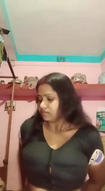 Beautiful bhabhi making video for lover