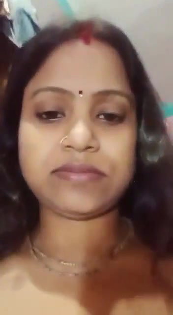 Beautiful bhabhi making video for lover