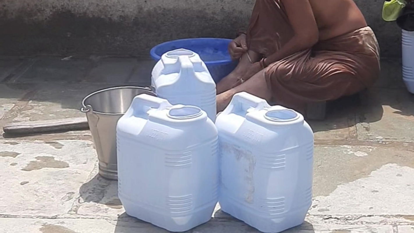 Stepsister is not in the bathroom Stepsister takes bath in the bathroom