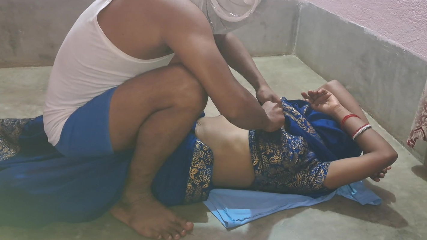 A INDIAN VILLAGE WEMAN FUCKING HARD CORE AT HOME