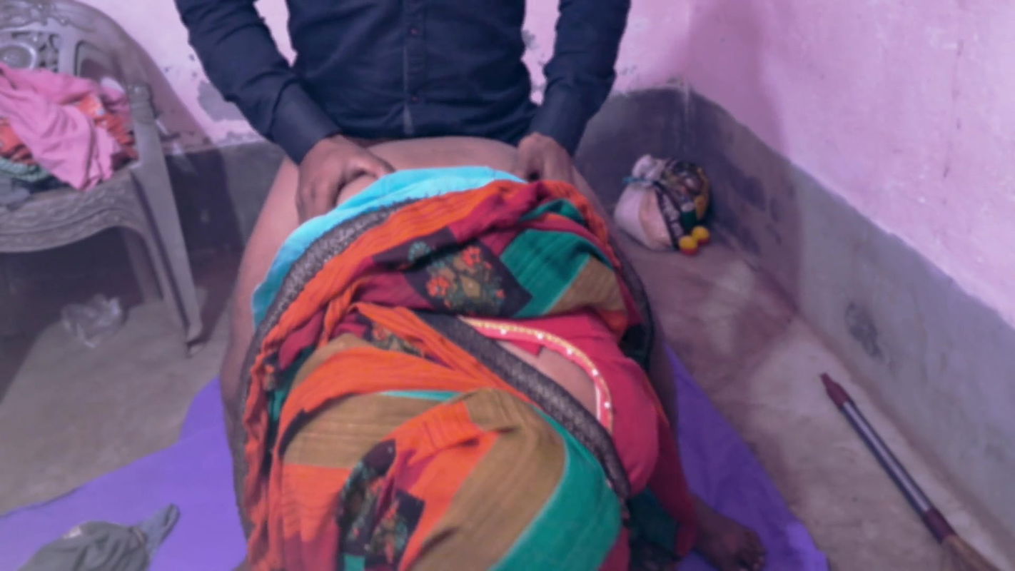 GHAR KE NOKRANI KO USKI MARJI SE CHIDA