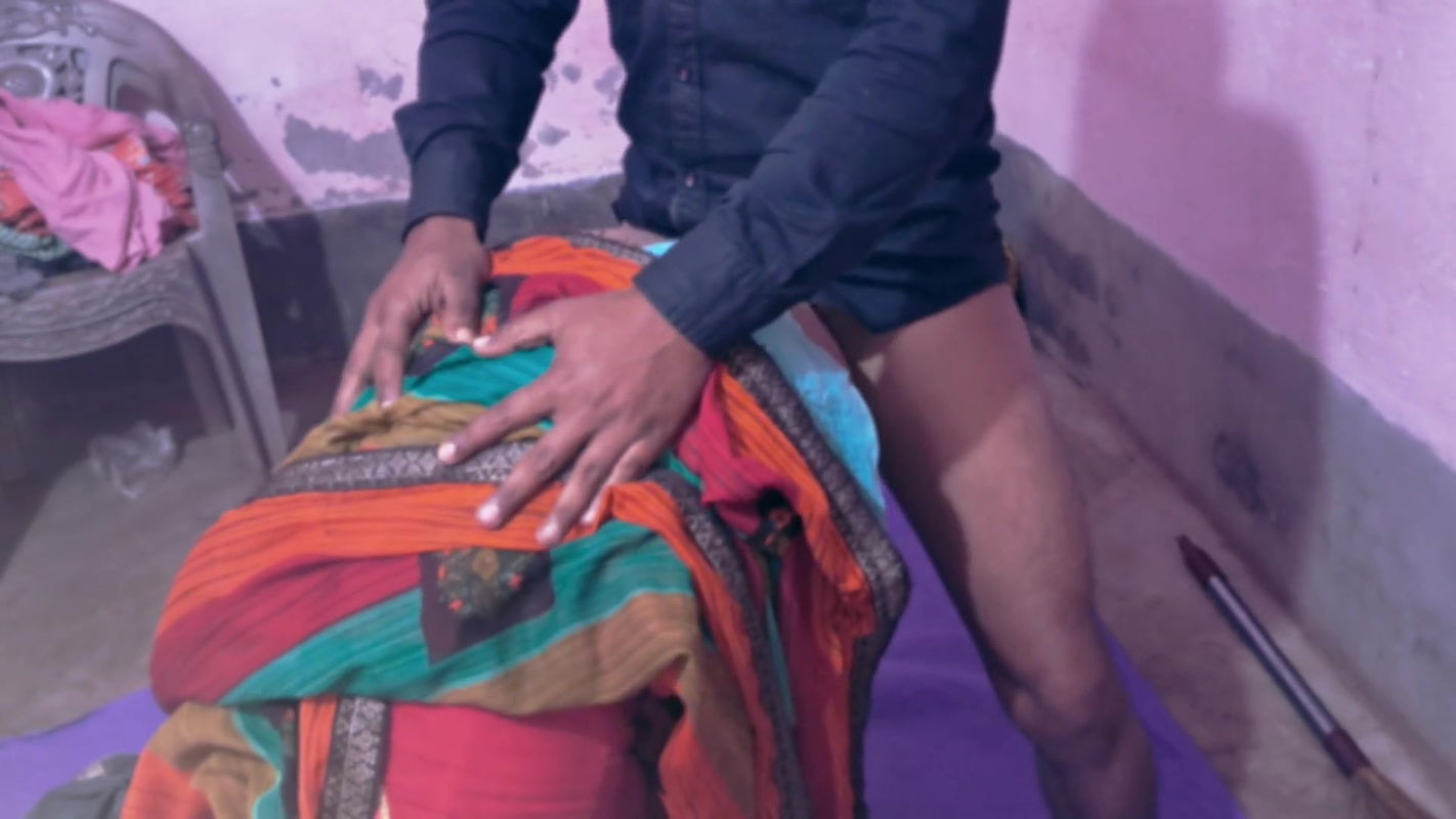 GHAR KE NOKRANI KO USKI MARJI SE CHIDA