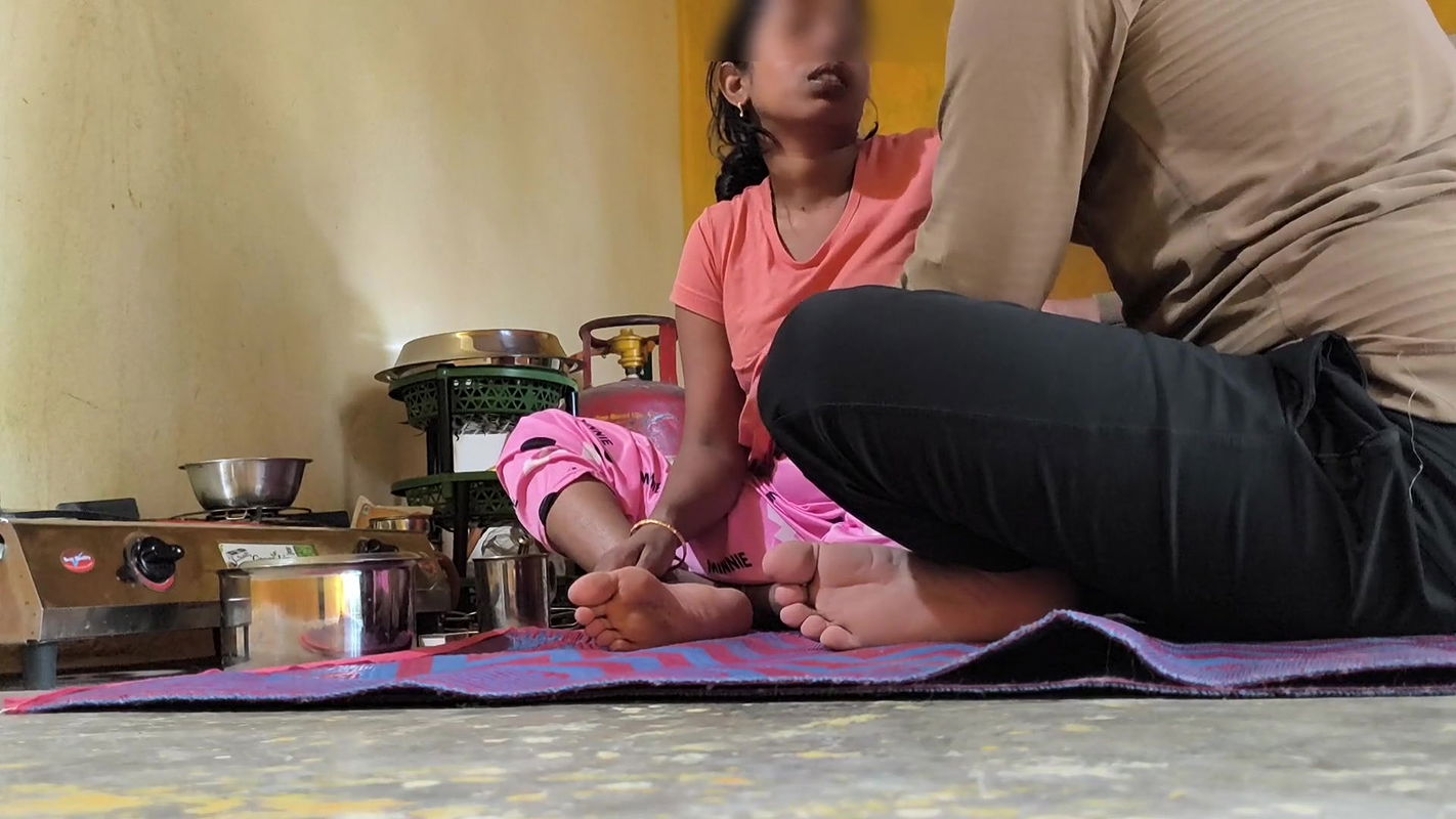 bhabhi movie -Bhabhi was cooking food at home, at that time her brother-in-law came, kissed Bhabhi’s breasts and fucked her ass