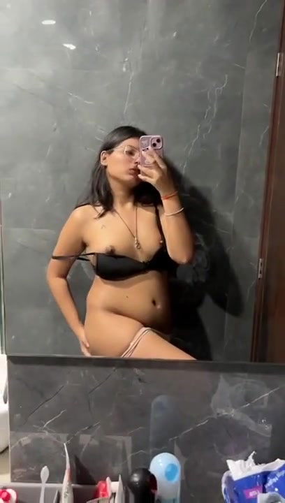 Beautiful Sexy Gf Showing