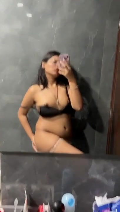 Beautiful Sexy Gf Showing