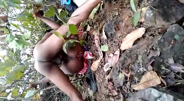 Desi lover caught outdoor