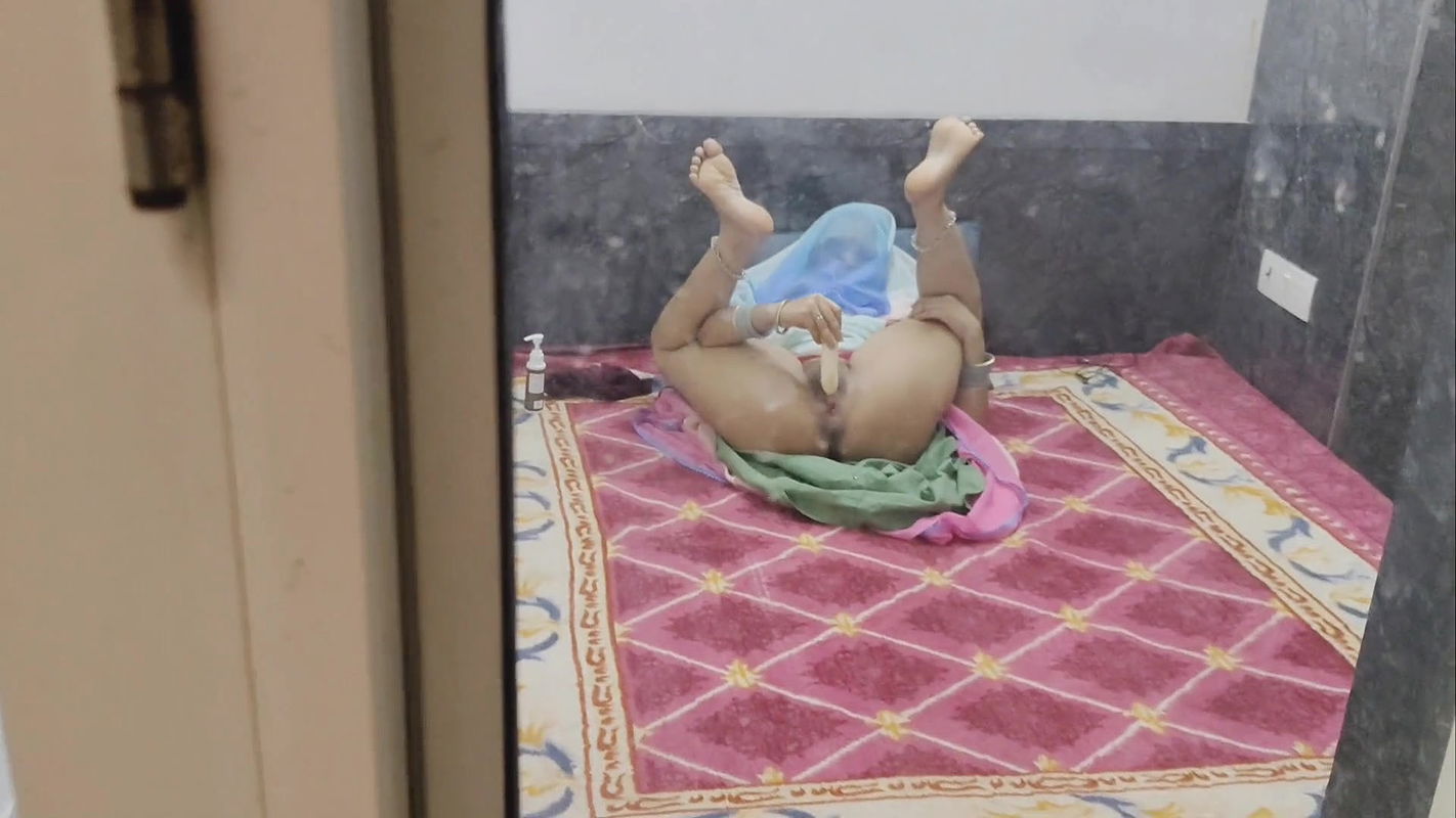 Aunty was seen by the boy while putting bananas, the boy of aunty kissed