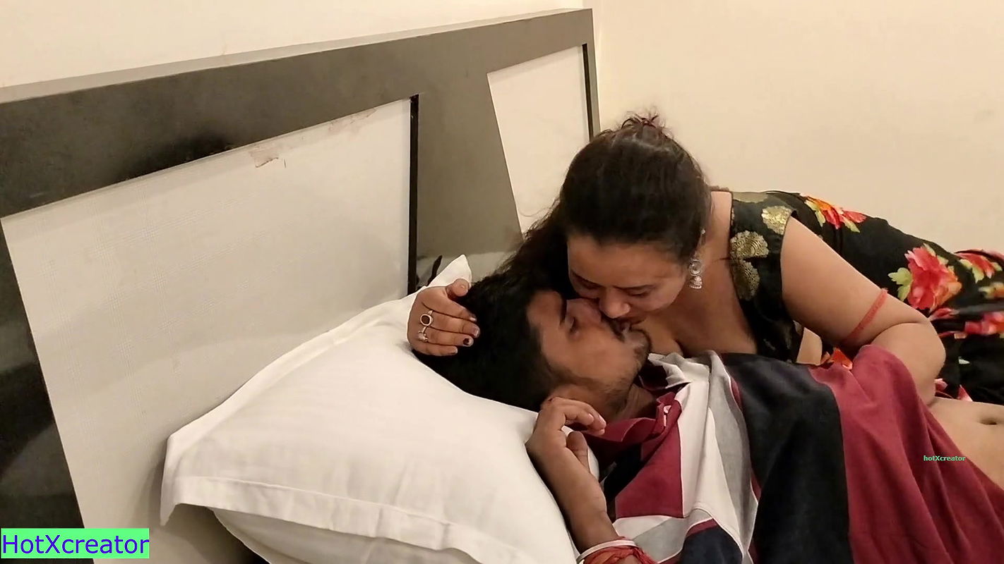 Bengali bhabhi has hot amazing XXX sex for rupees!! With clear dirty audio