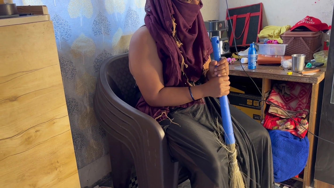 Bhabhi Ne Kiya Sex With Broom Fucking Couple Oil Pussy Massage Sex Chut Chudai