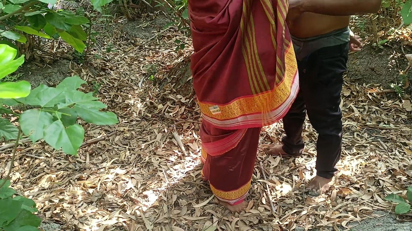 Desi Bhabhi Ki Chudai jungle mein – Indian Hot Sex
