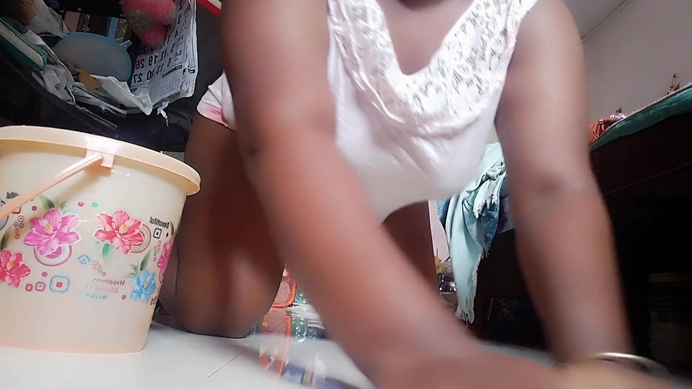 Dirty Indian babe caught in camera while doing household work