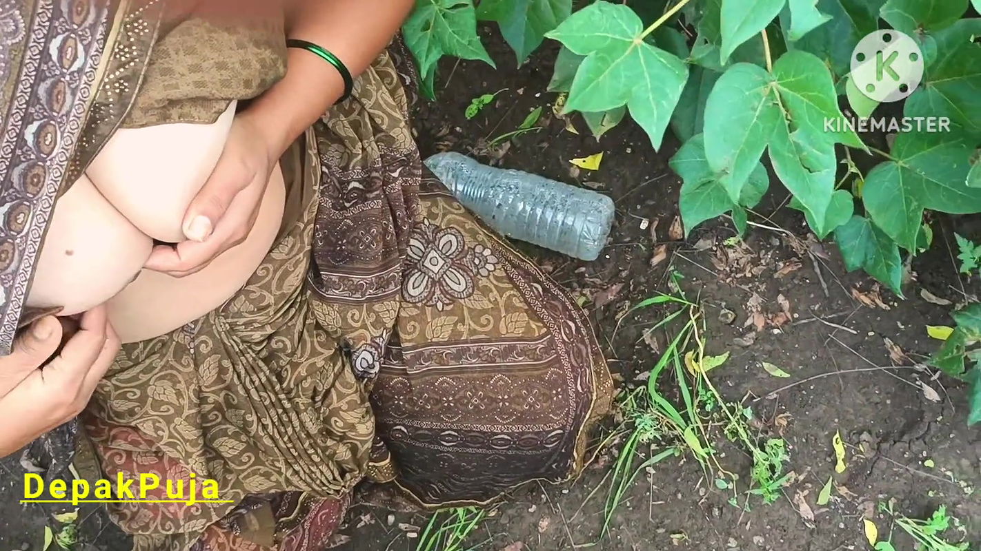 Desi village girlfriend boyfriend went to the farm and pressed her boobs in the cotton field and showed her full pussy and he urinated