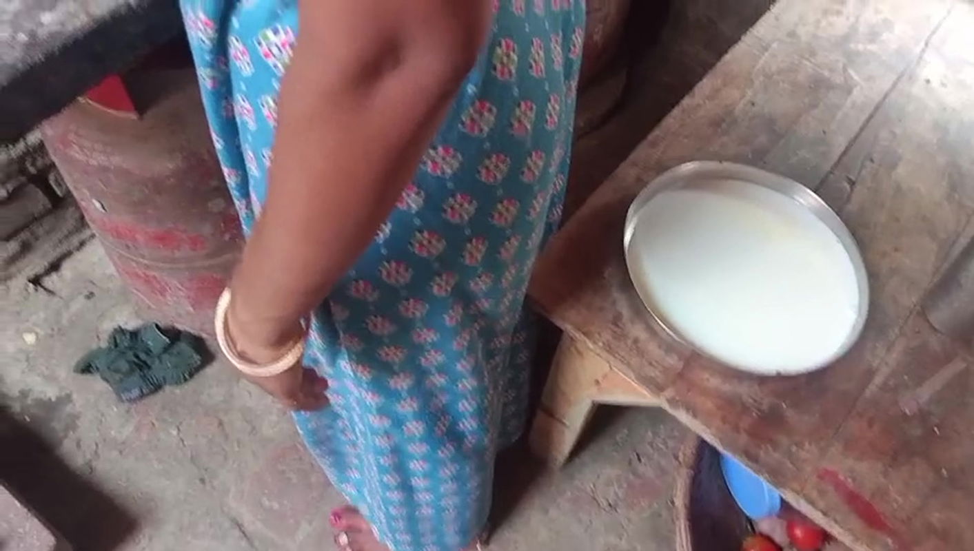 bhabhi khana banane ke time peshab kar diya