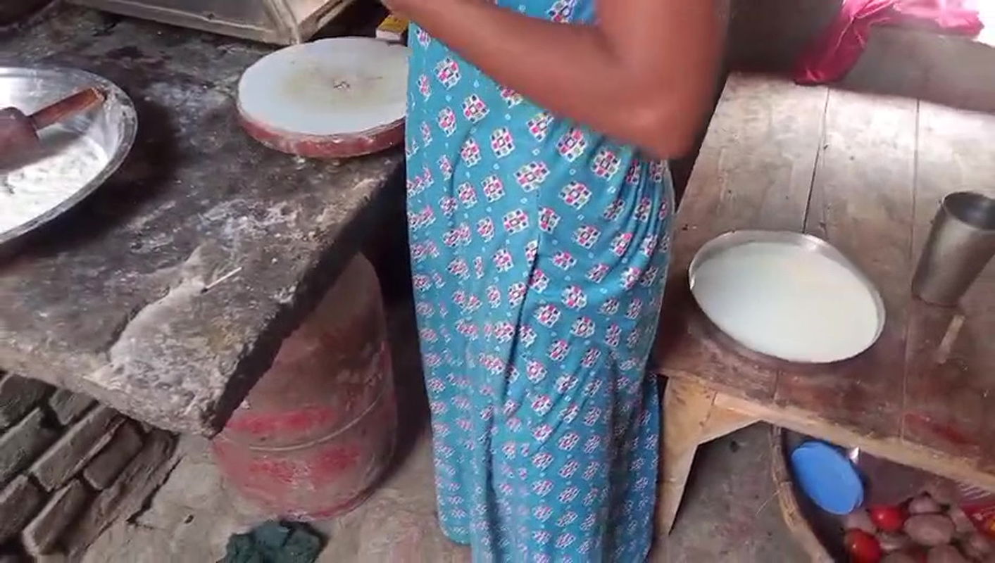 bhabhi khana banane ke time peshab kar diya