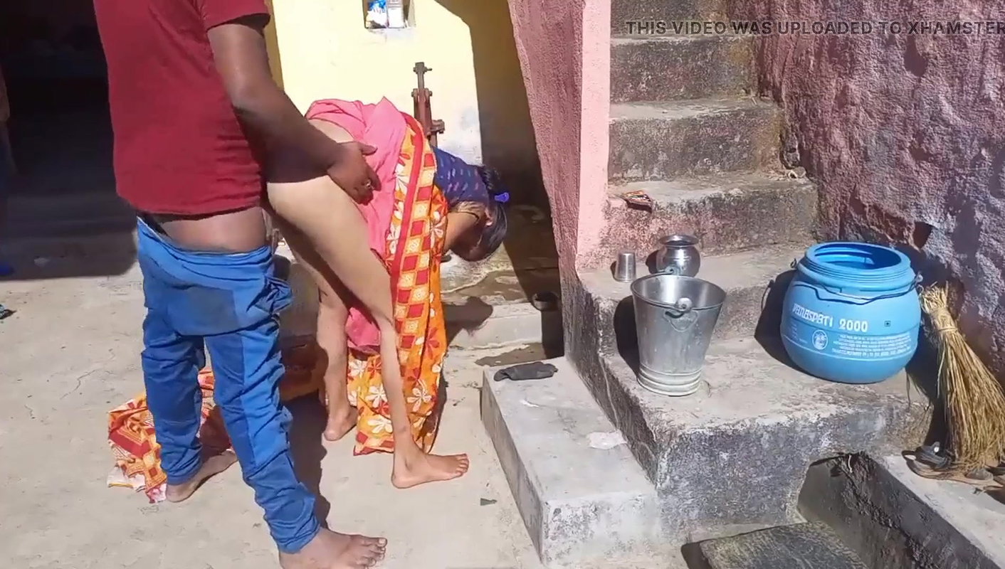 Savita bhabhi ko angan me hi chod diya dhup bahut tha