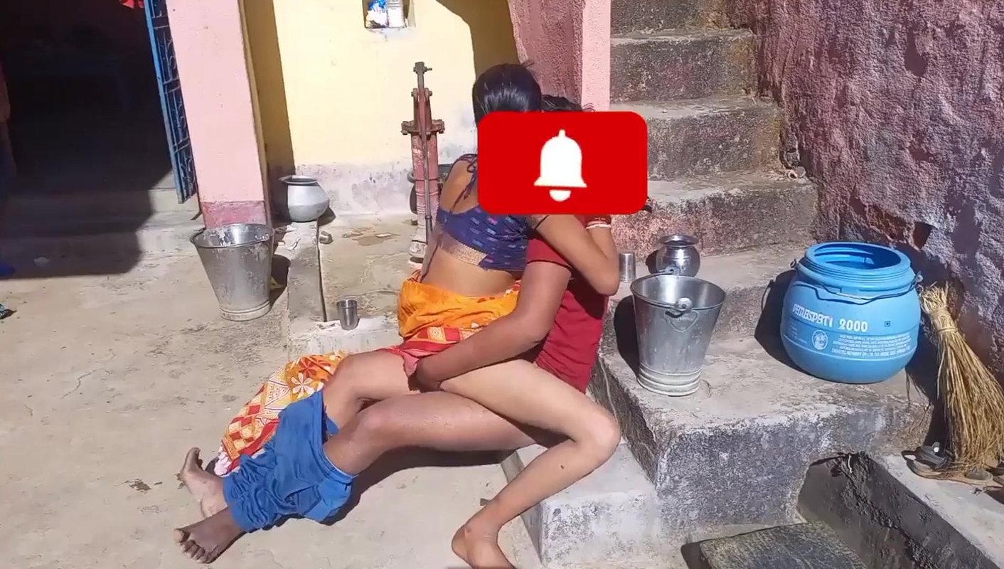 Savita bhabhi ko angan me hi chod diya dhup bahut tha