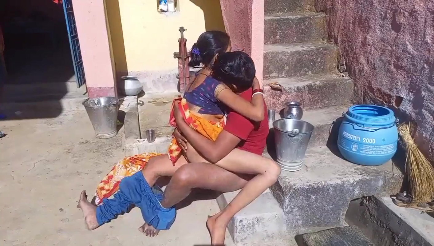 Savita bhabhi ko angan me hi chod diya dhup bahut tha