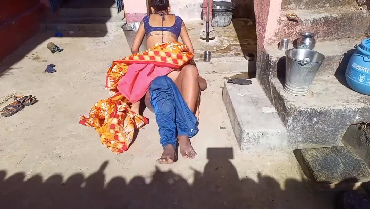 Savita bhabhi ko angan me hi chod diya dhup bahut tha