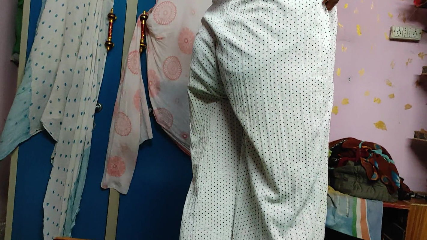 Putting a bottle in the wife’s pussy put and fucked