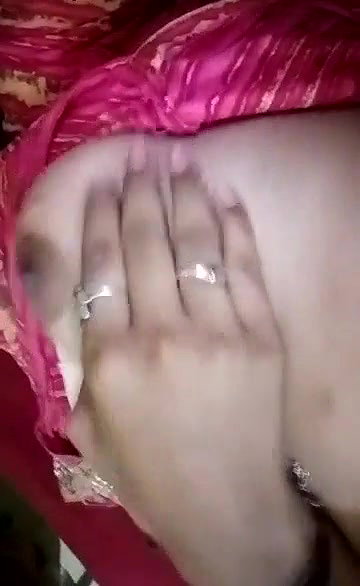Desi girl showing het milky boobs and hairy pussy