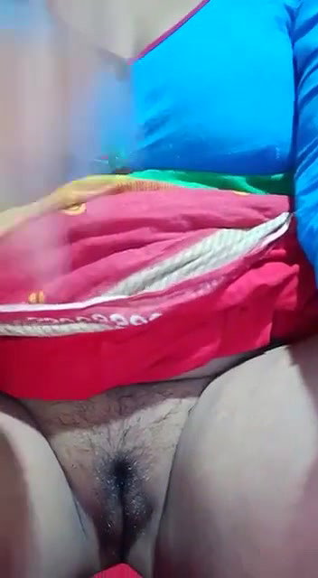 Showing her huge pussy
