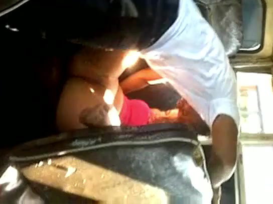 Desi couple fun in bus