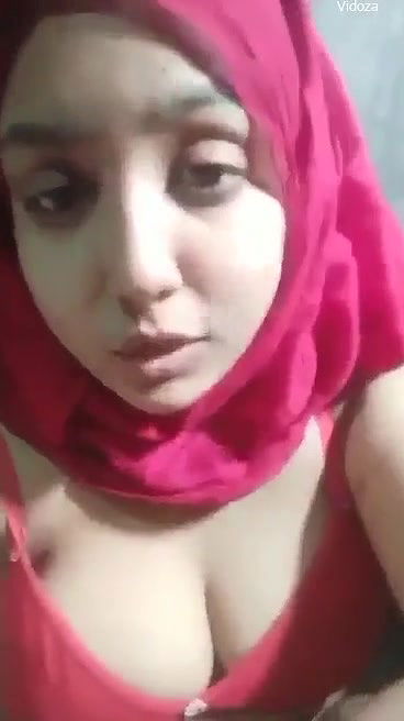 Beautiful Sexy Horny Hijabi Gf Pressing Boobs