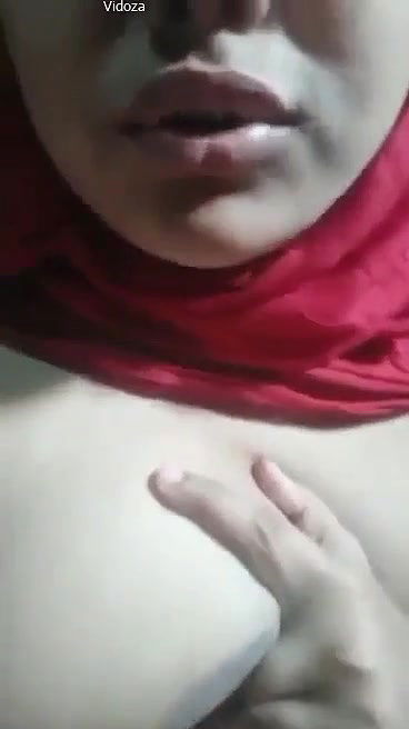 Beautiful Sexy Horny Hijabi Gf Pressing Boobs