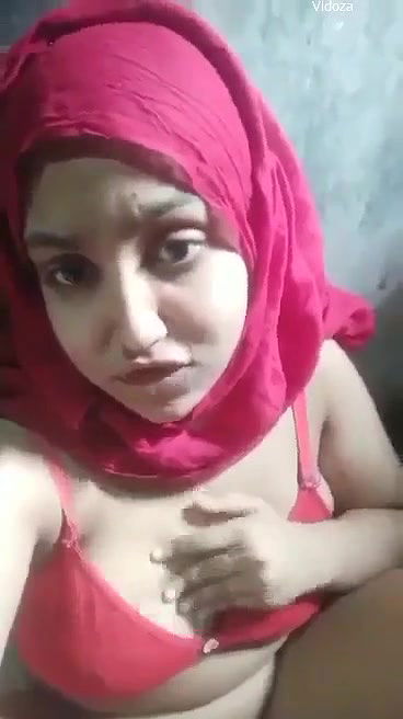 Beautiful Sexy Horny Hijabi Gf Pressing Boobs