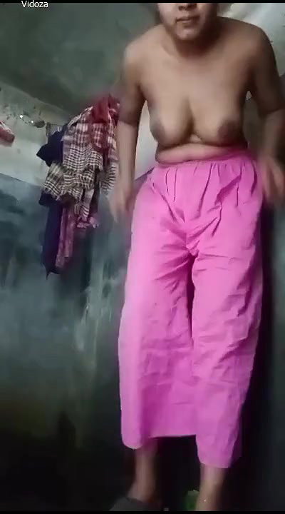 Sexy Gf Pissing Before Bathing
