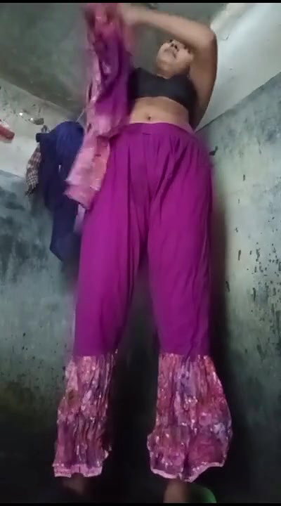 Sexy Gf Pissing Before Bathing