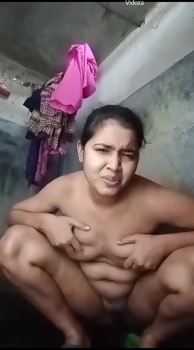 Sexy Gf Pissing Before Bathing