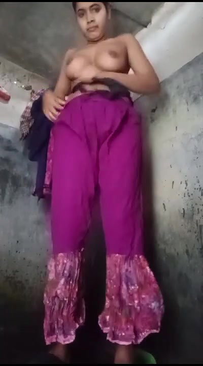 Sexy Gf Pissing Before Bathing