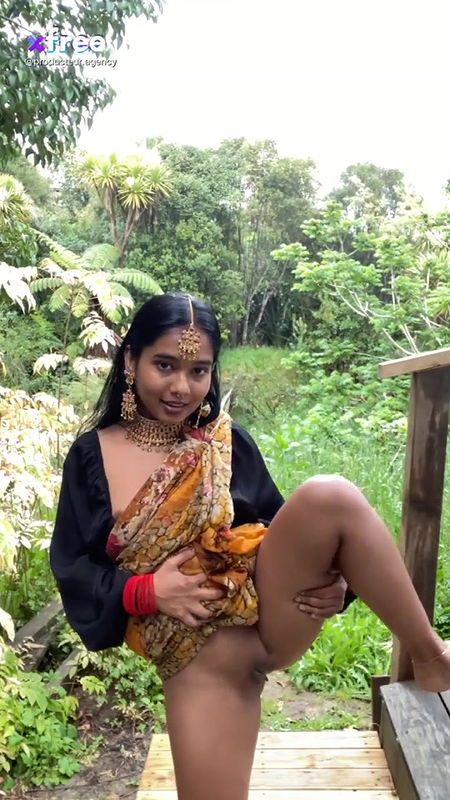 Cute desi model show her boobs n ass