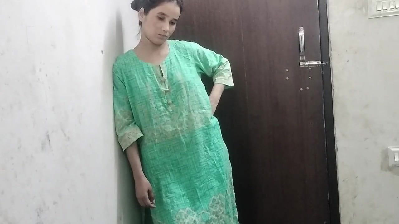 Naukrani ko malik ne paise dekar jabar dasti pela