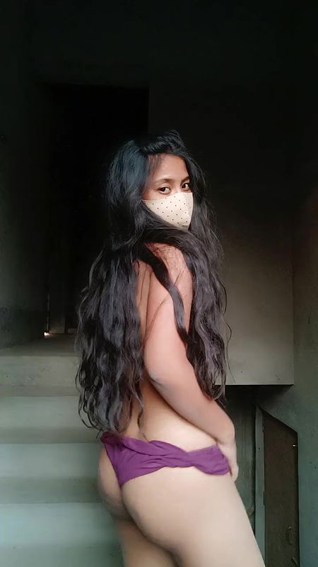 Hot nacked dancing girl