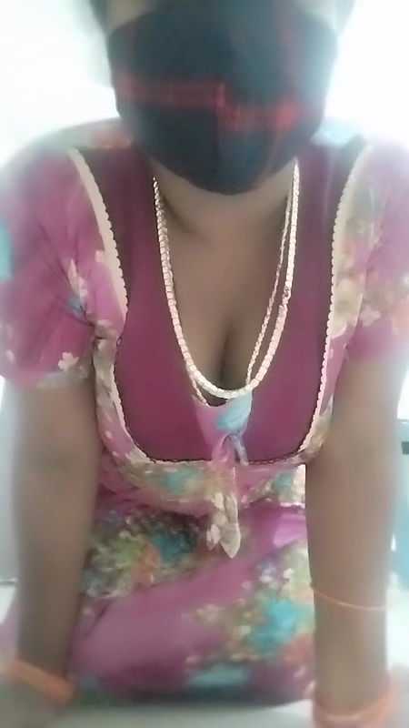 Gaaji Tamil housewife drilling carrot into the pussy