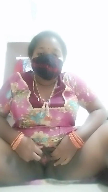 Gaaji Tamil housewife drilling carrot into the pussy